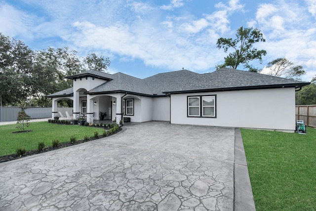 view of front of house featuring a front yard