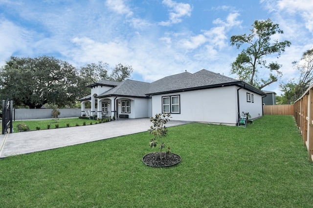 view of front facade featuring a front lawn