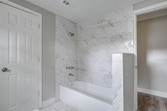 bathroom with tiled shower / bath