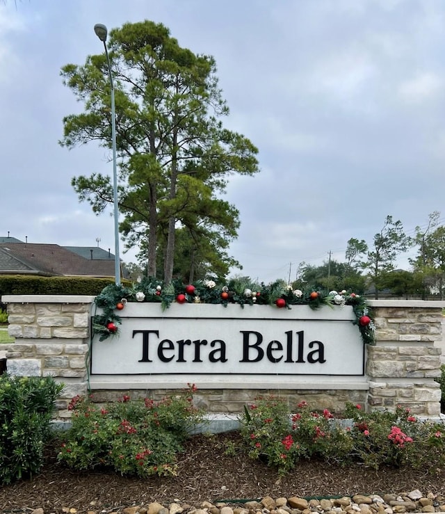 view of community / neighborhood sign