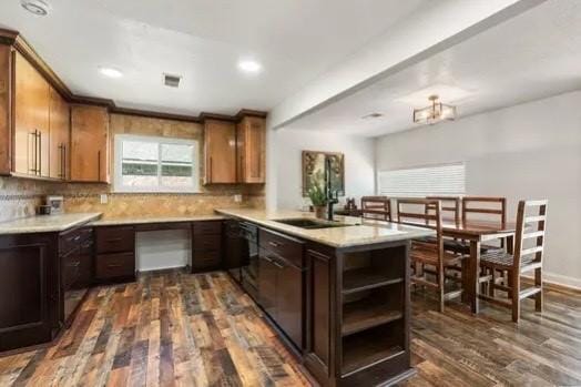 kitchen with sink, an inviting chandelier, dark hardwood / wood-style floors, backsplash, and kitchen peninsula