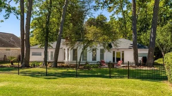 view of front facade with a front lawn