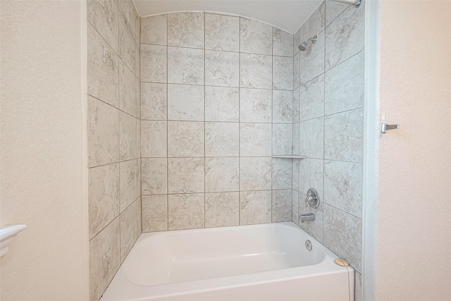 bathroom with tiled shower / bath combo