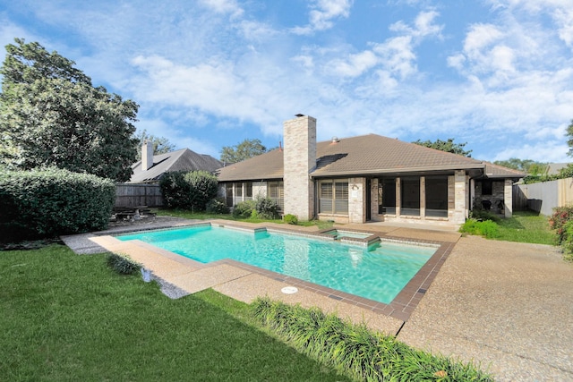 view of pool with a patio area, a yard, and an in ground hot tub