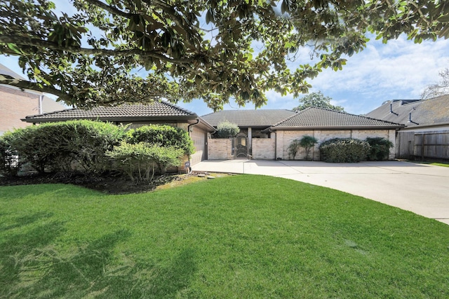 view of front of property featuring a garage and a front yard