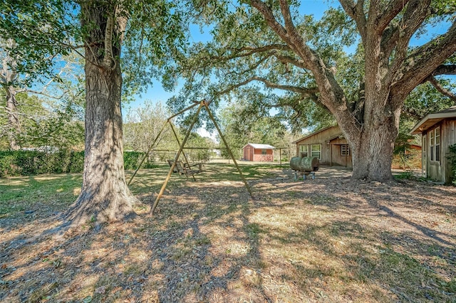 view of yard featuring an outdoor structure