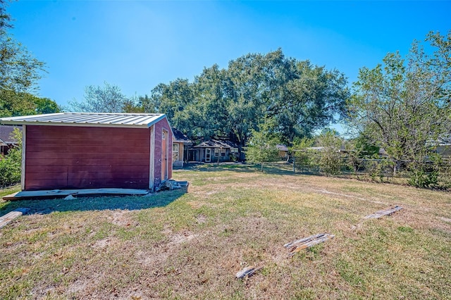 view of yard with an outbuilding