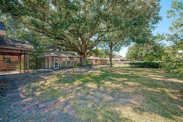 view of yard featuring an outbuilding