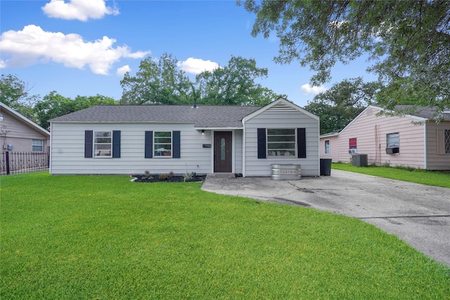 view of front of property featuring a front yard