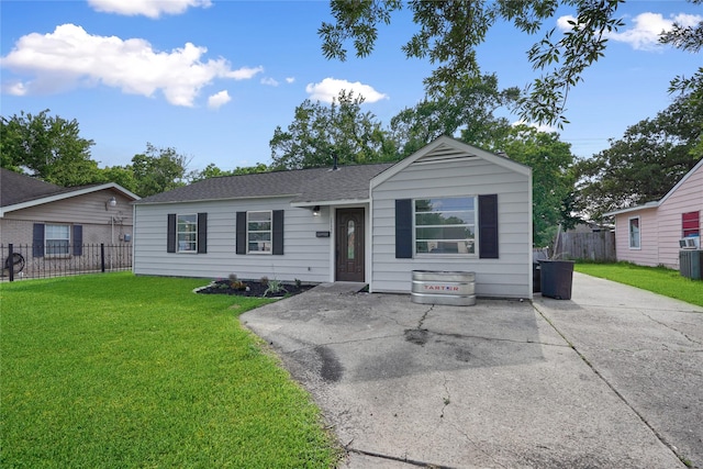 single story home with a front yard