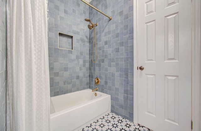 bathroom with shower / tub combo