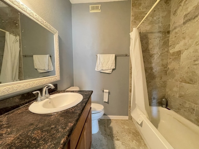 full bathroom featuring shower / tub combo with curtain, vanity, and toilet