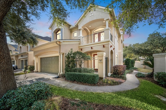 view of front of property featuring a balcony