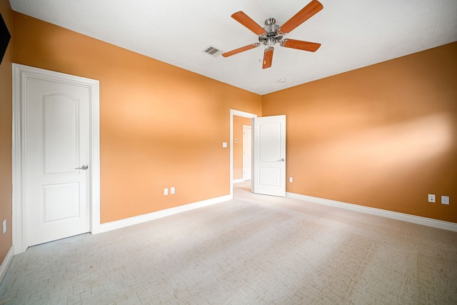 empty room featuring ceiling fan