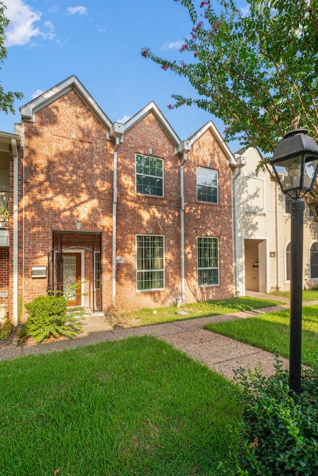 view of front of house featuring a front lawn