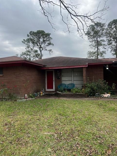 single story home featuring a front yard