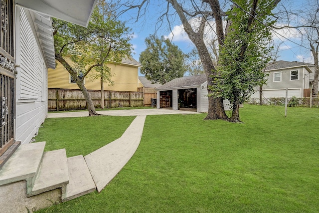 view of yard featuring an outdoor structure