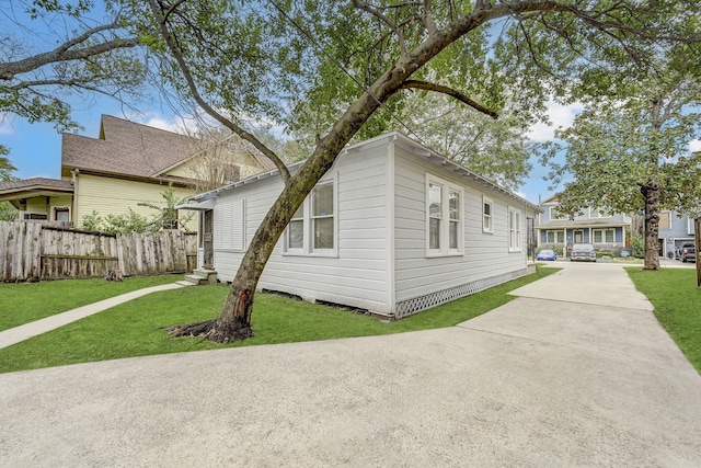 view of front of house featuring a front lawn