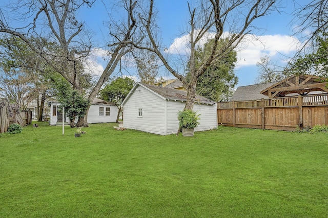 view of yard featuring an outdoor structure