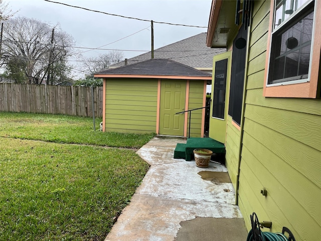 view of yard featuring a shed