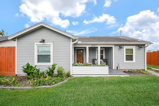 ranch-style house featuring a front yard