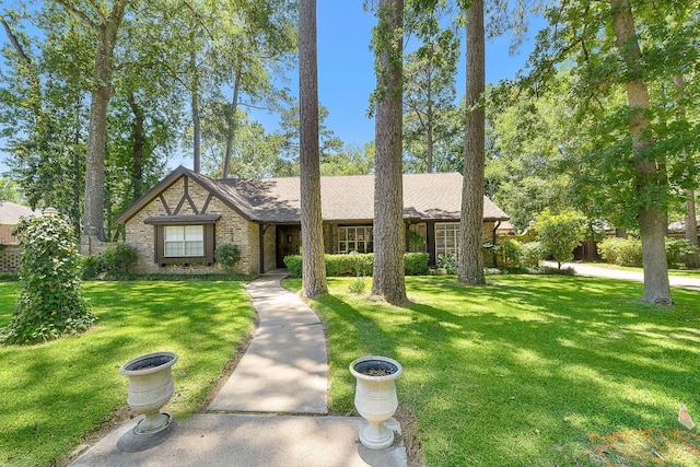 view of front facade featuring a front yard