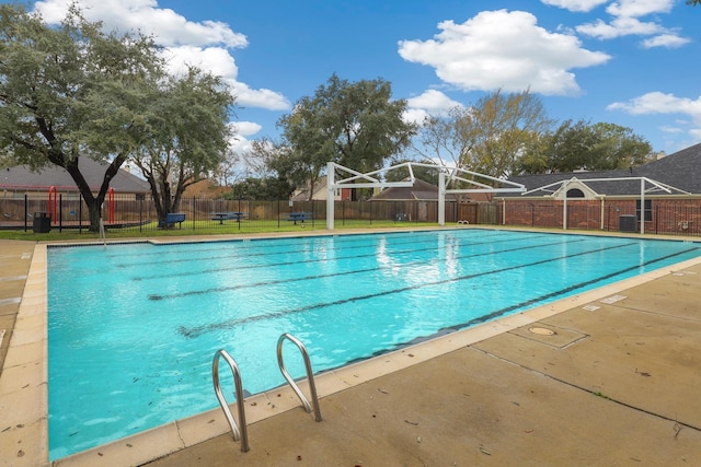 view of swimming pool featuring a yard