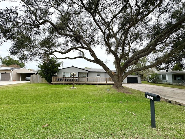 view of front of property featuring a front yard and a garage