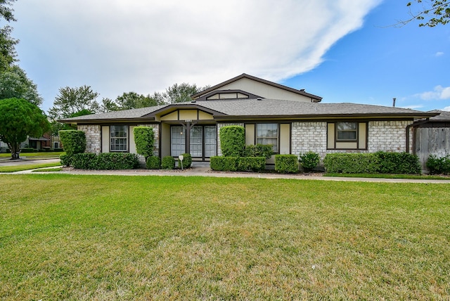 view of front facade with a front lawn