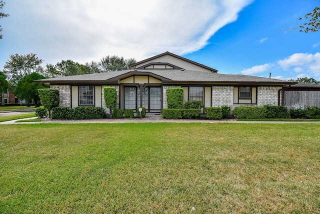 view of front of house featuring a front lawn