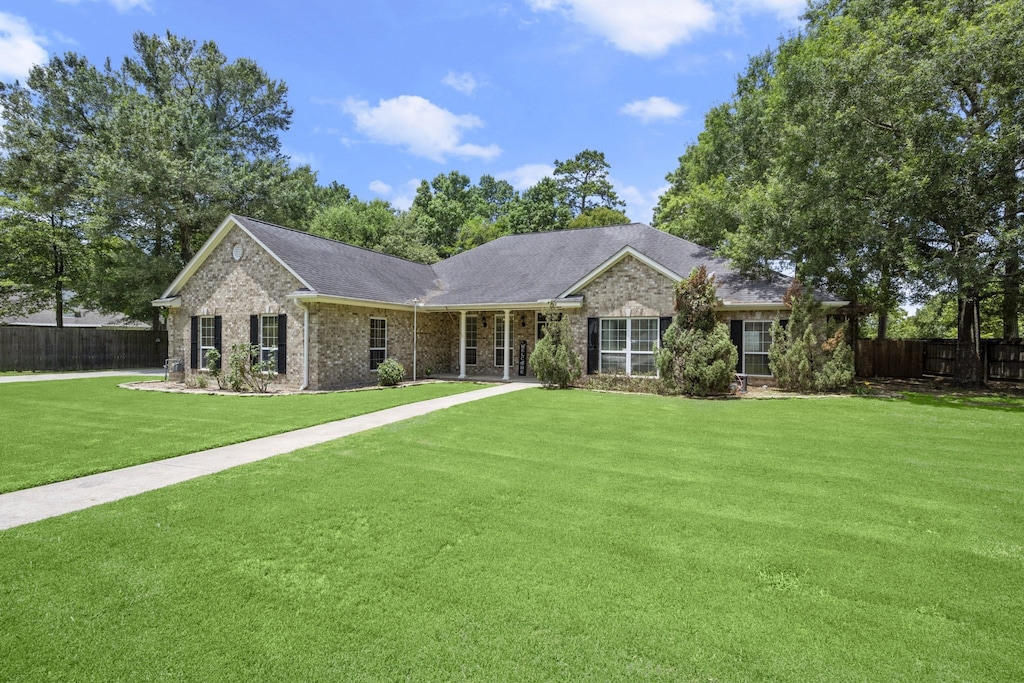 single story home featuring a front yard