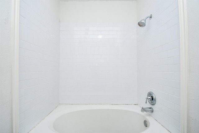 bathroom featuring tiled shower / bath