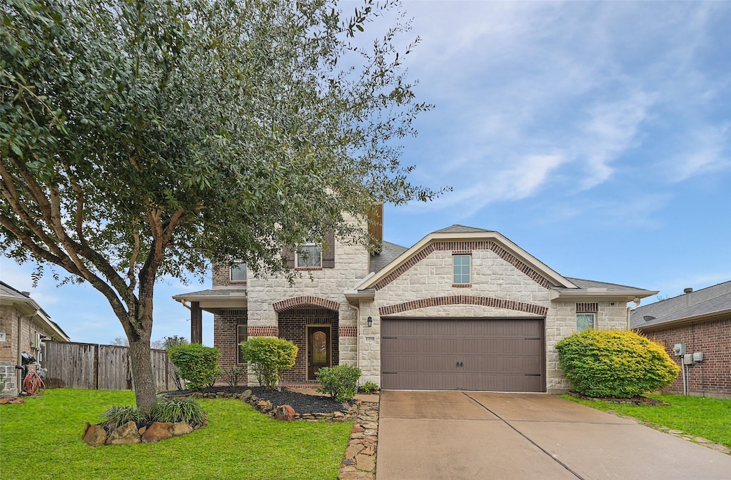 view of front facade featuring a garage and a front yard