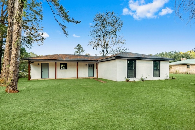 back of house featuring a lawn