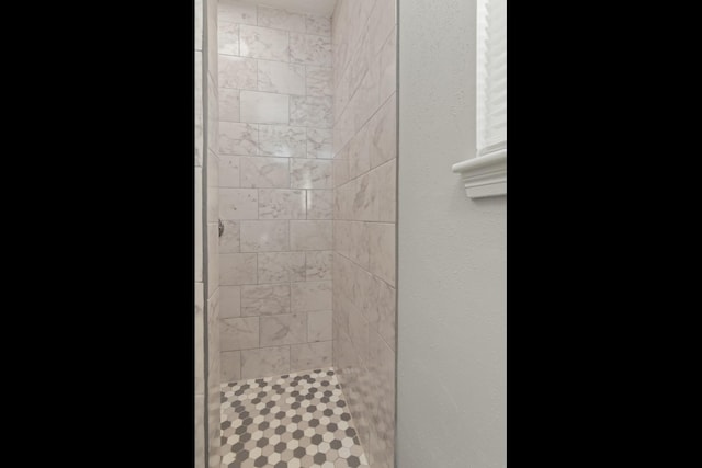 bathroom featuring tiled shower