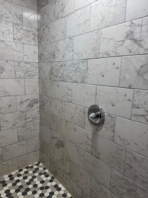 bathroom featuring a tile shower