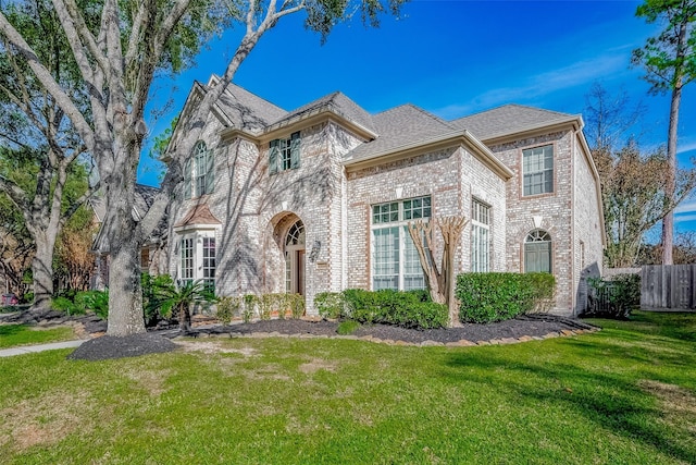 view of front of property featuring a front yard