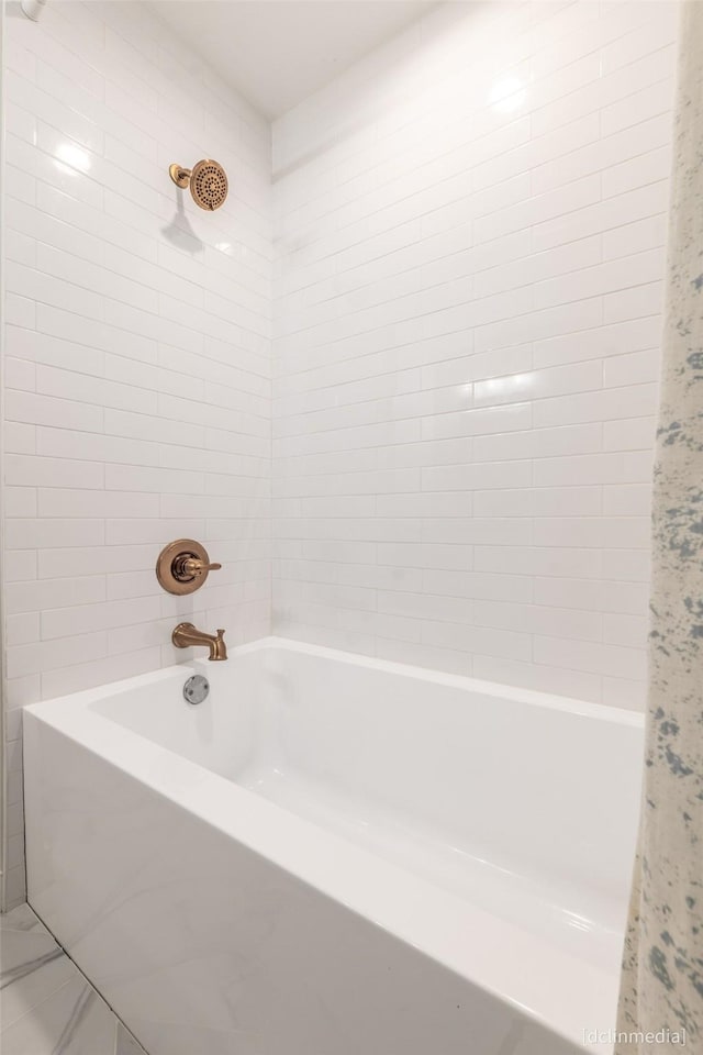 bathroom featuring tiled shower / bath