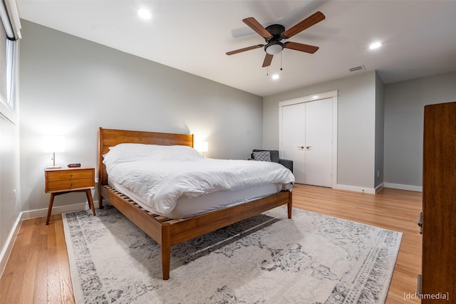 bedroom featuring ceiling fan, hardwood / wood-style floors, and a closet