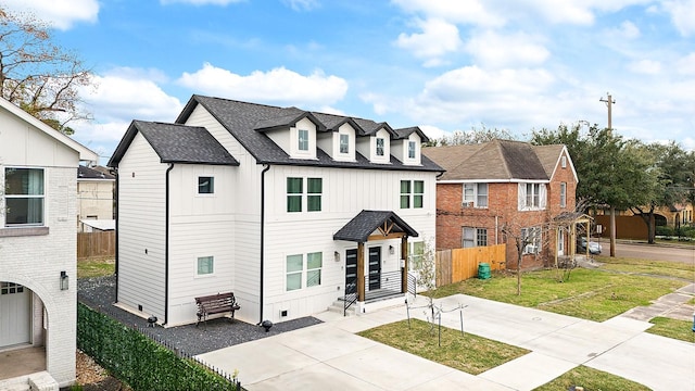 view of front of property featuring a front yard