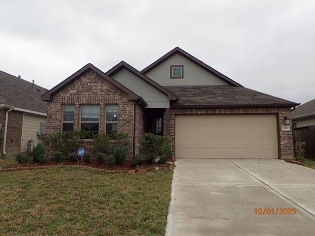 view of front facade with a garage and a front yard