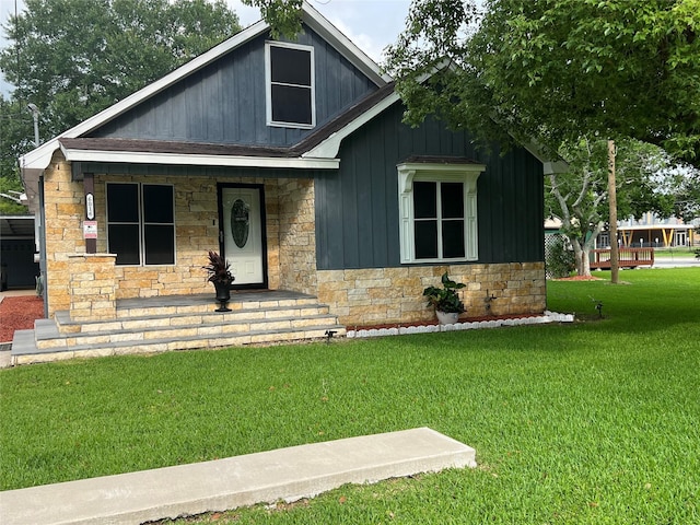 view of front of property featuring a front yard