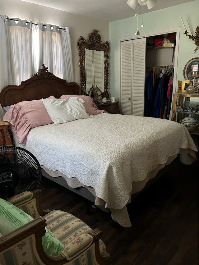 bedroom featuring hardwood / wood-style floors, ceiling fan, and a closet