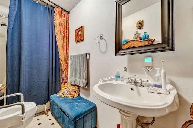 bathroom featuring sink