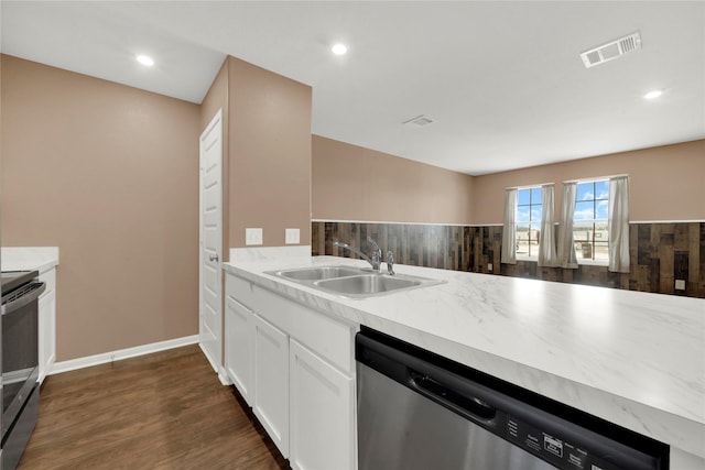 kitchen with sink, stainless steel appliances, dark hardwood / wood-style flooring, kitchen peninsula, and white cabinets