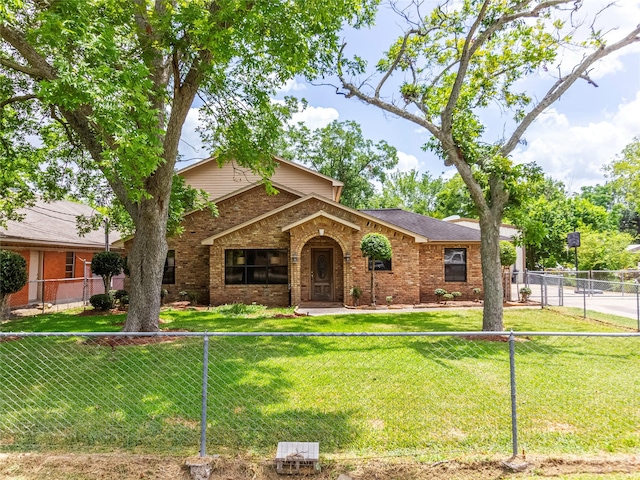 view of front of home featuring a front yard