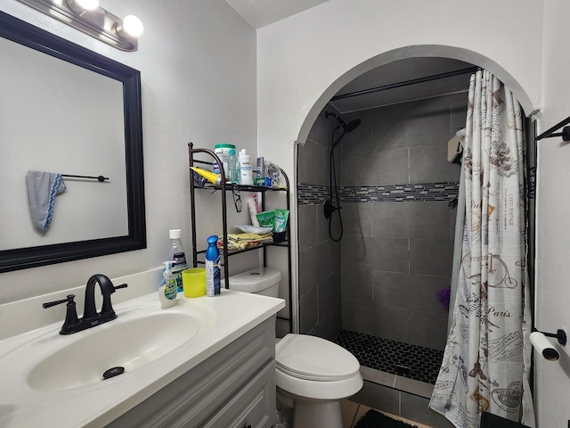 bathroom with toilet, a shower with curtain, and vanity