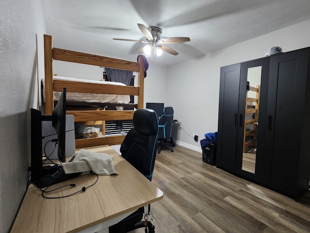 office area with ceiling fan, a textured ceiling, and hardwood / wood-style flooring