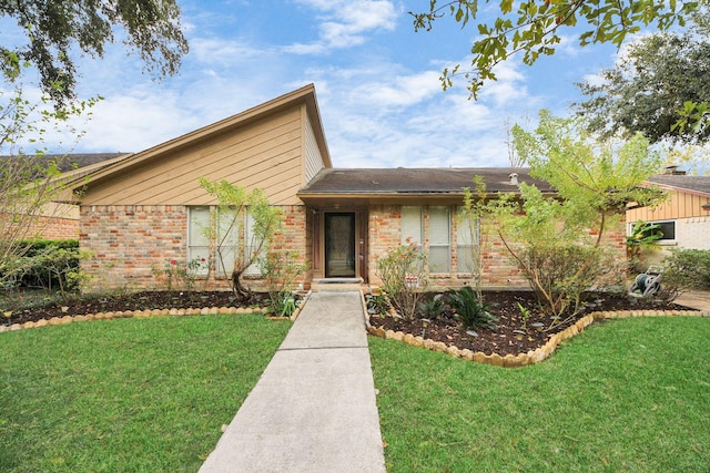 view of front of property featuring a front yard