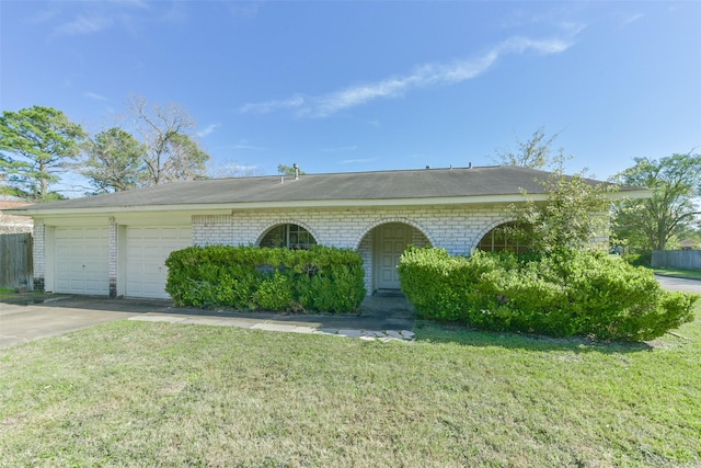 view of front of home featuring a front yard and a garage